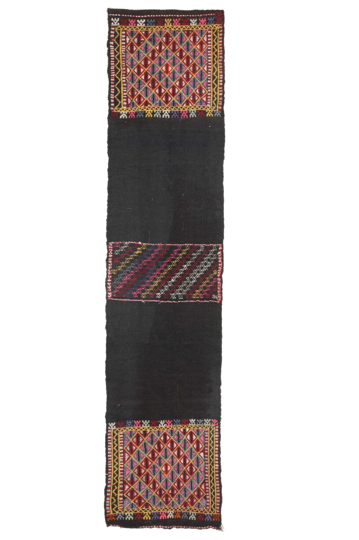 55x252 cm siyah, kırmızı ve kahverengi ikat desenli vintage kilim yolluk – üstten tam görünüm