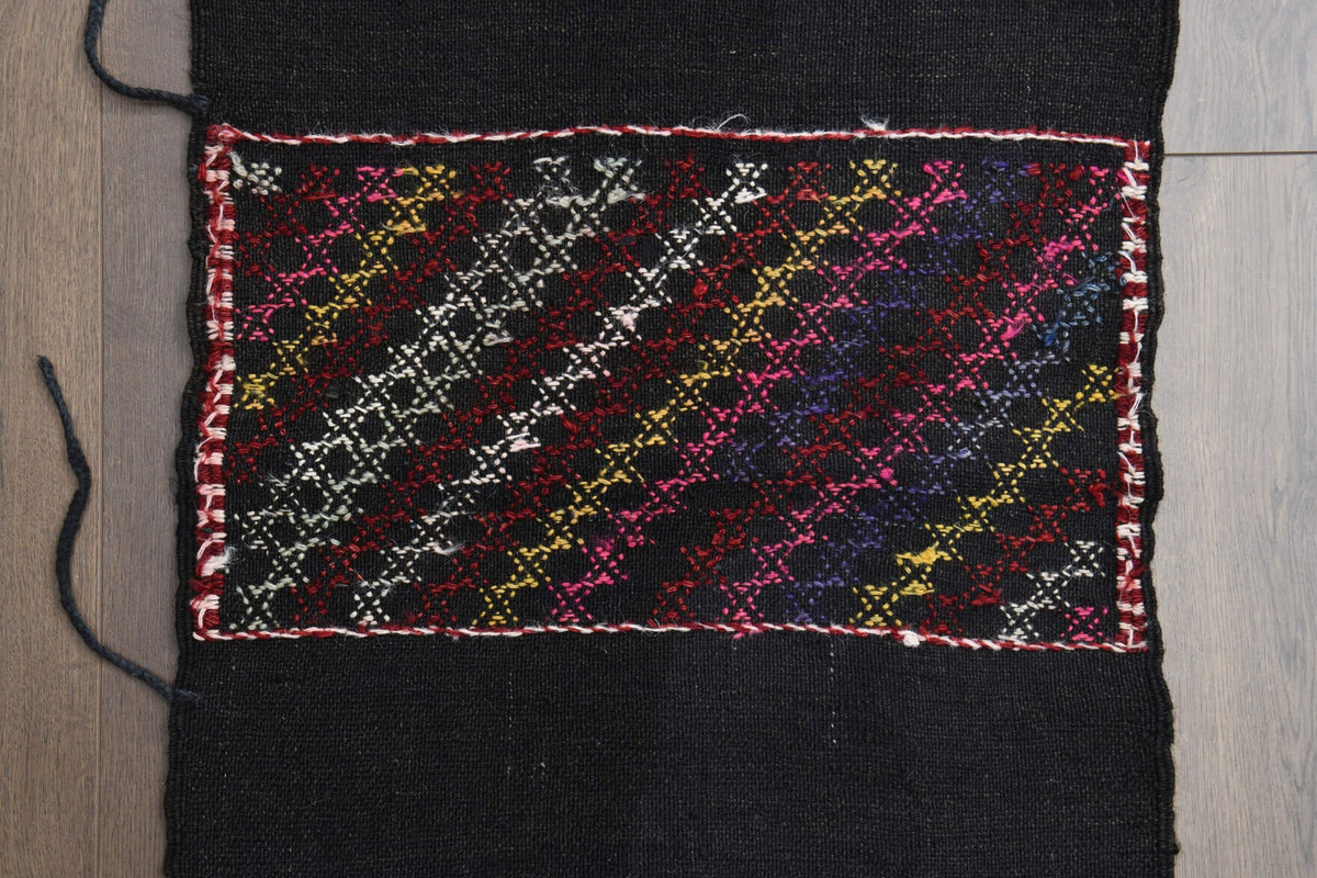 Siyah, kırmızı ve kahverengi renkli vintage kilim yolluk, %100 yün dokuma