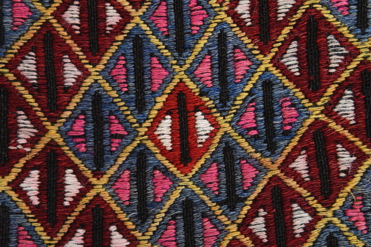 Anadolu kökenli el dokuma kilim – 1960'lar üretimi, ikat desenli