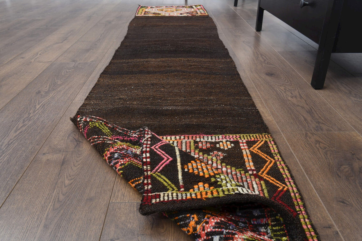 Düz zeminli vintage kilim yolluk – kırmızı, kahverengi ve turuncu tonlarda yün dokuma