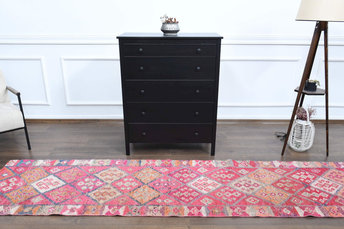 Pembe, kırmızı ve turuncu renkli vintage kilim yolluk, %100 yün dokuma