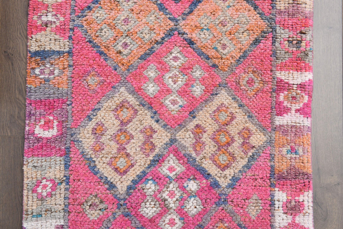 Anadolu kökenli el dokuma kilim – 1960'lar üretimi, tribal desenli