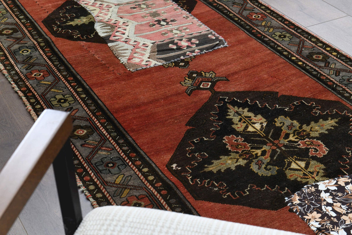 Kahverengi, kırmızı ve turuncu renkli patchwork vintage yolluk, yün hav, kumaş taban