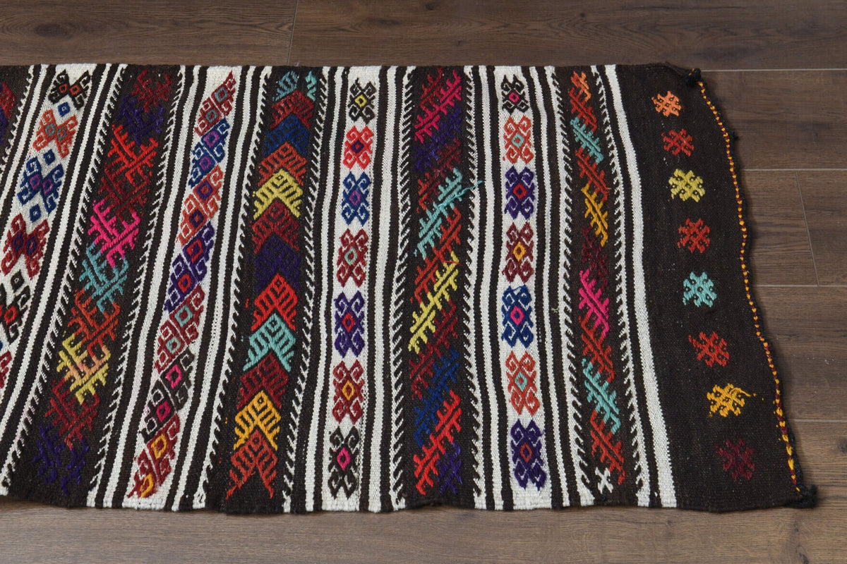 Anadolu kökenli el dokuma halı – 1970'ler üretimi, ikat desenli