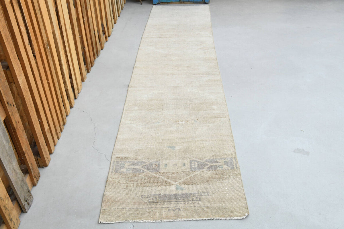 1950'lerden Anadolu kökenli soyut desenli el dokuma vintage yolluk, 75x350 cm