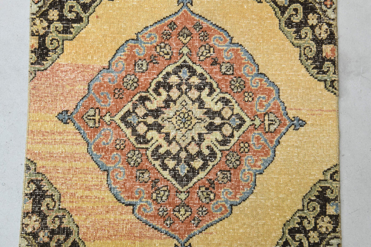 Turuncu, sarı ve bej renkli el dokuma vintage yolluk, yün hav, pamuk taban