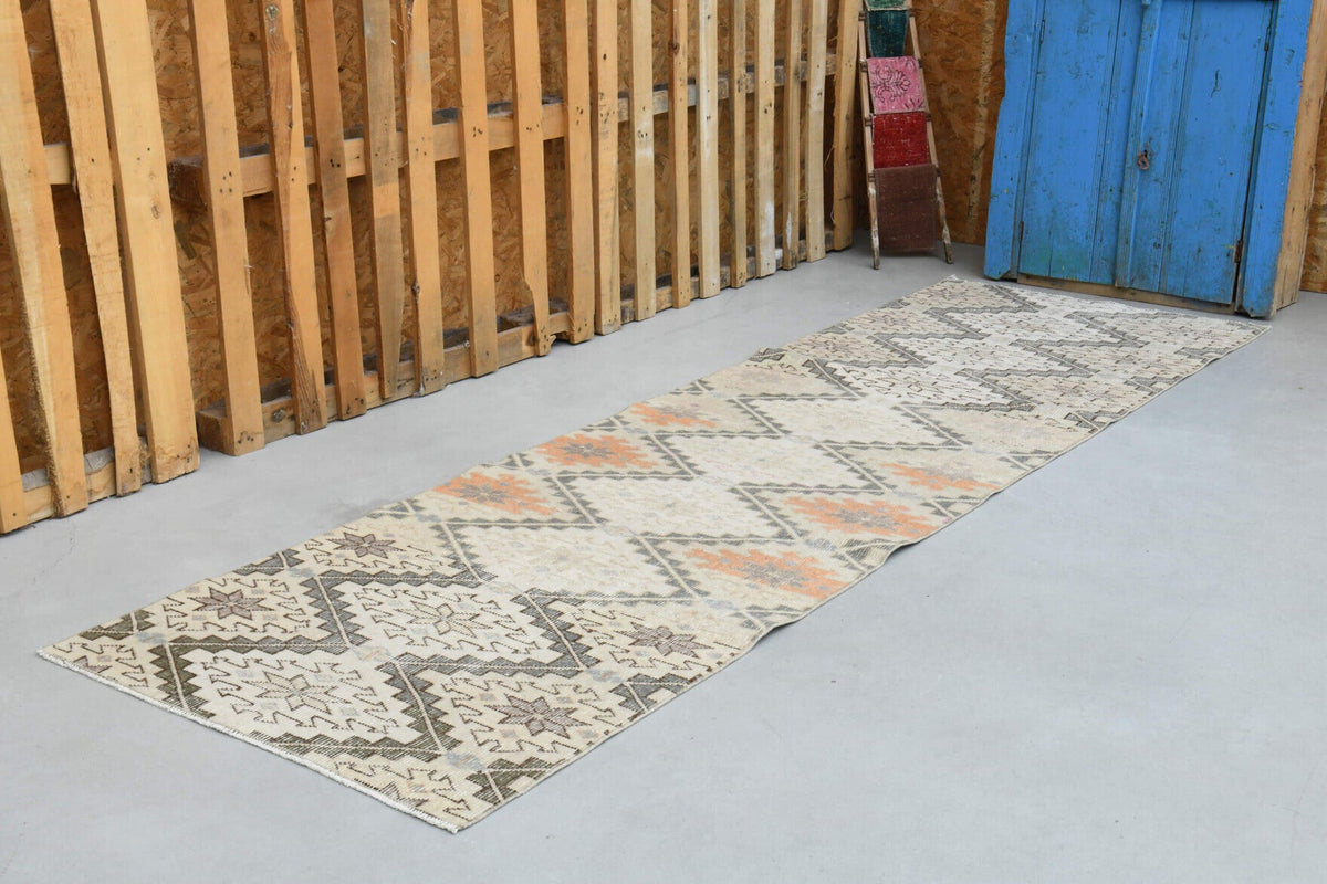 Ikat desenli el dokuma vintage yolluk – bej, beyaz ve gri tonlarda yün dokuma