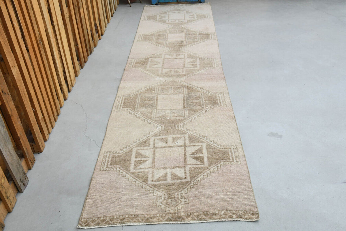 1970'lerden Anadolu kökenli geometrik desenli el dokuma vintage yolluk, 95x373 cm