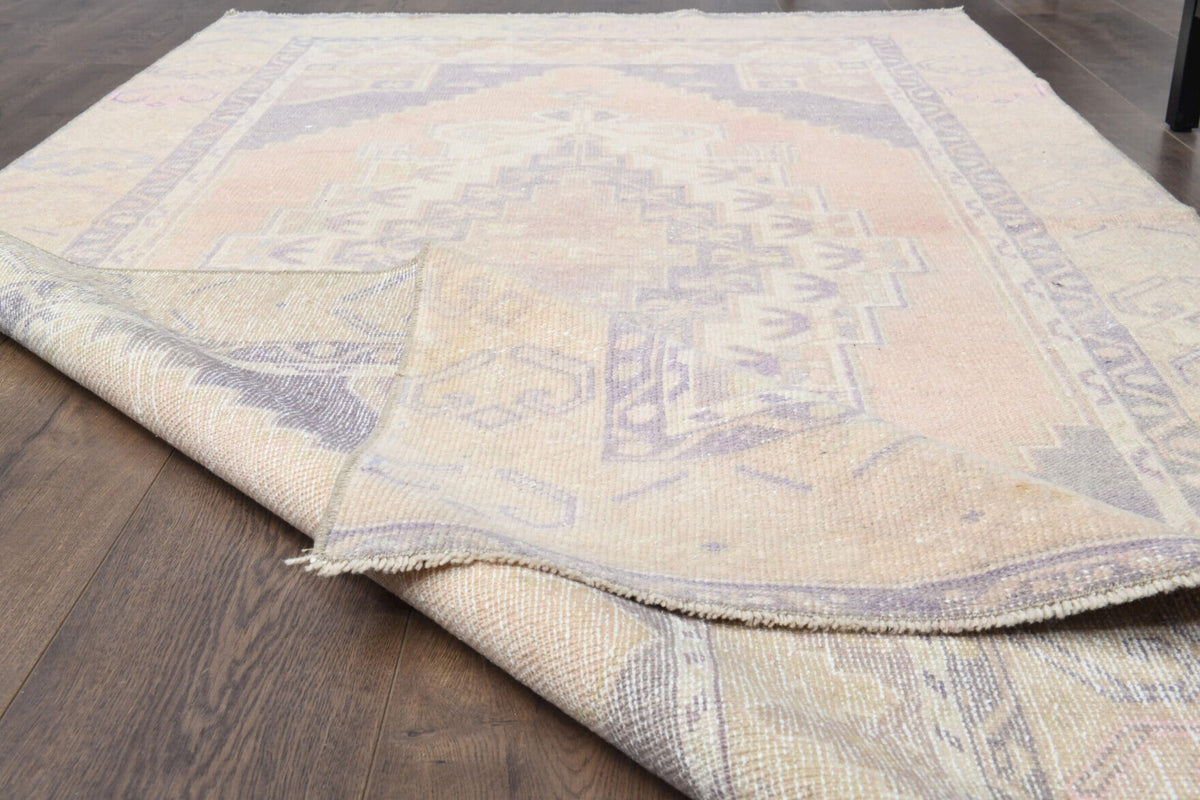 El yapımı vintage halı 122x241 cm oryantal desenli yün - yakın çekim doku detayı