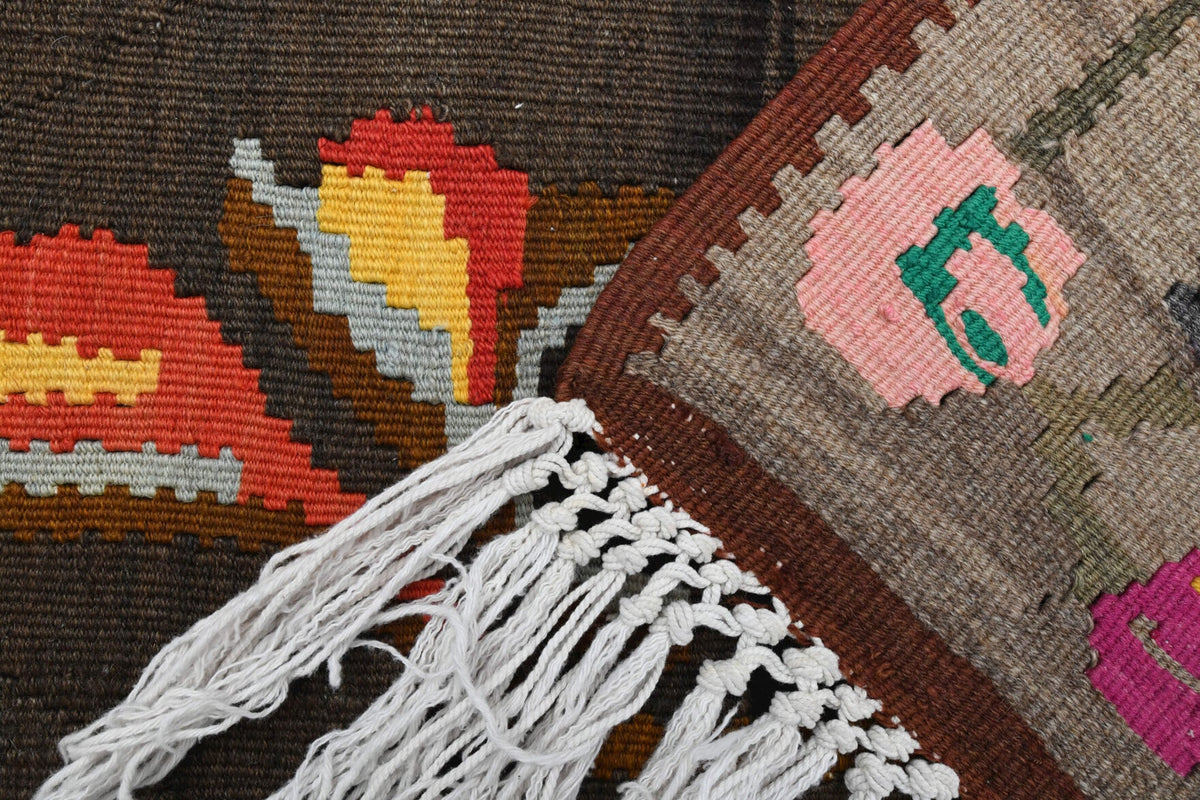 Pera Halı tek parça koleksiyonu: oryantal desenli el dokuma vintage kilim, kahverengi, turuncu ve kırmızı