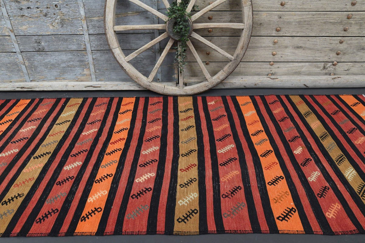 Anadolu kökenli el dokuma kilim – 1960'lar üretimi, oryantal desenli