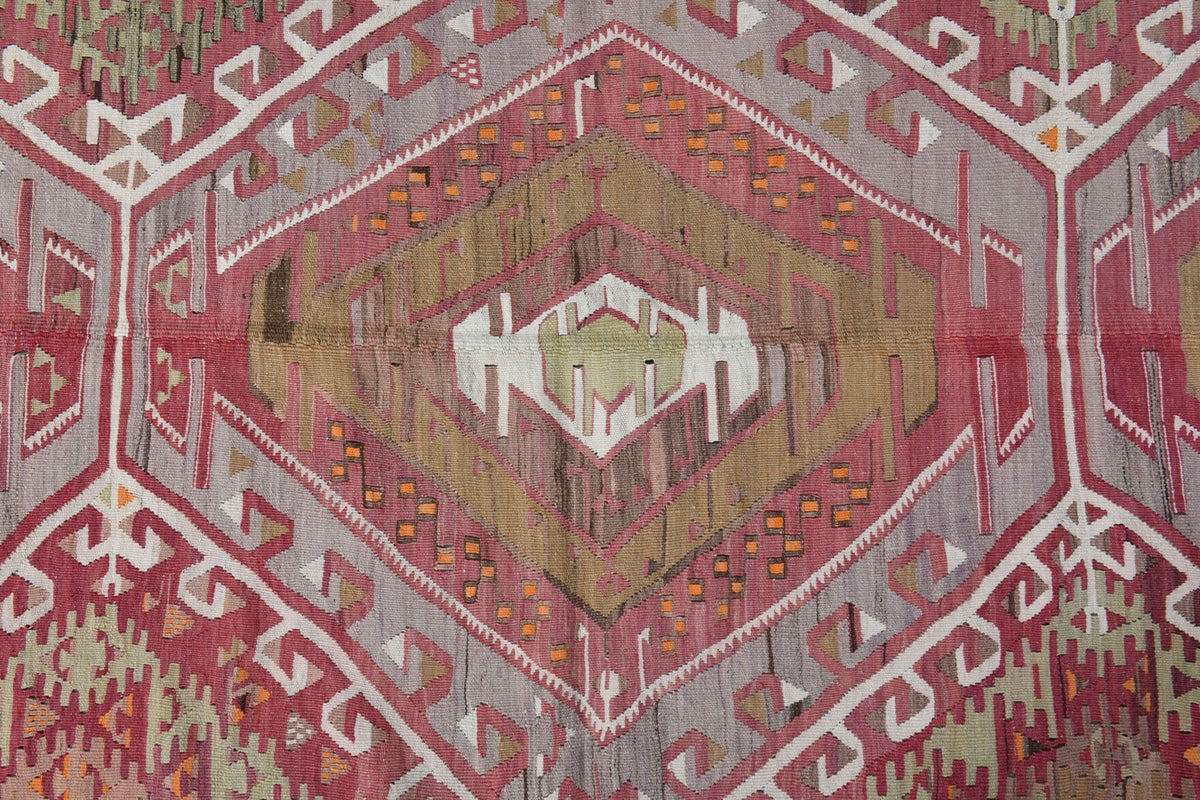 Pera Halı tek parça koleksiyonu: oryantal desenli vintage kilim yolluk, turuncu ve pembe