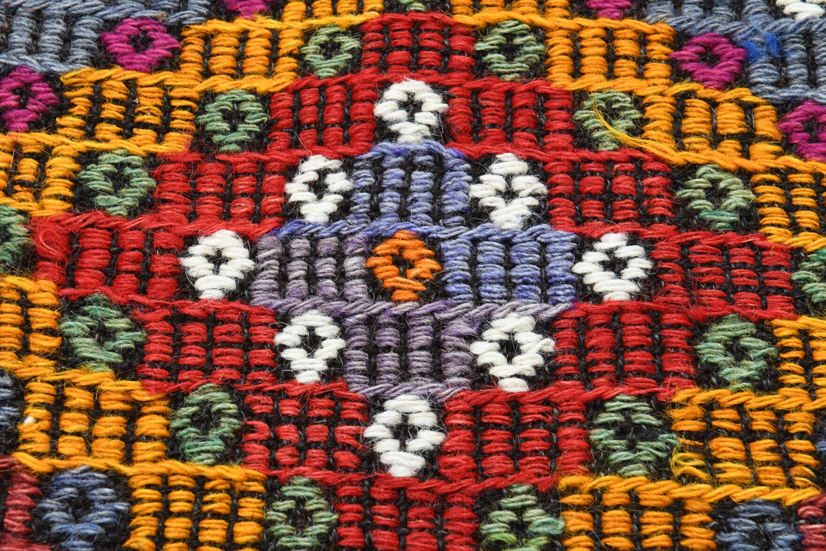 Ikat desenli el dokuma vintage kilim – turuncu ve kırmızı tonlarda yün dokuma