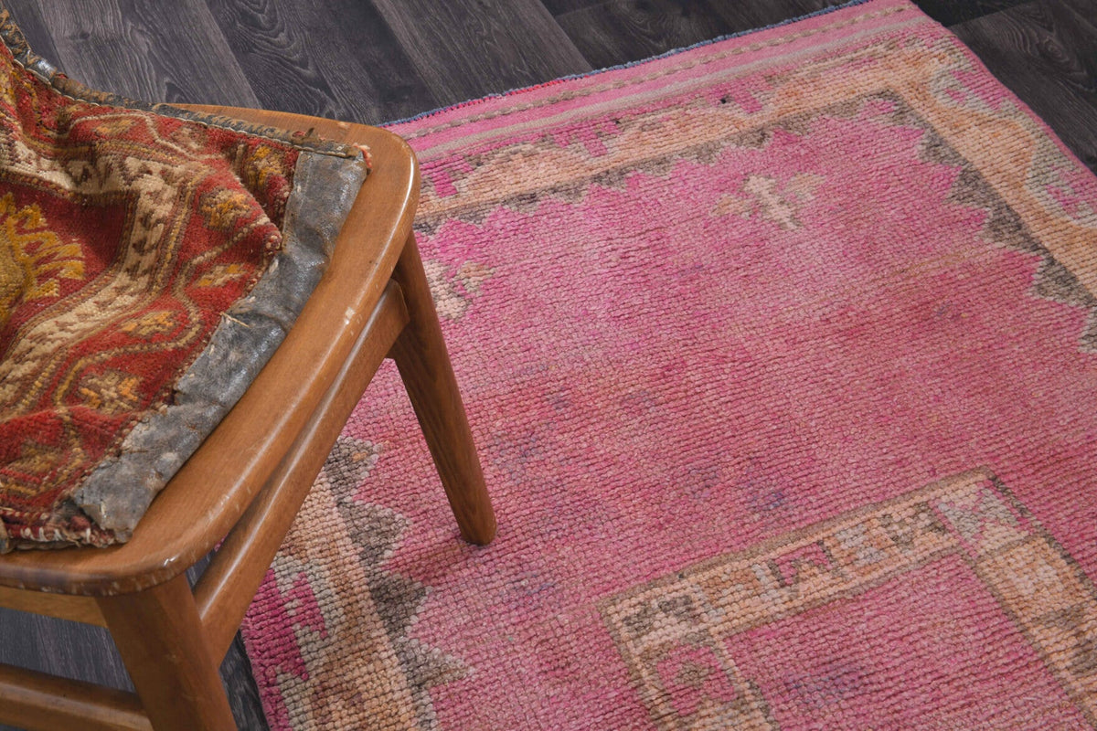 Pera Halı tek parça koleksiyonu: oryantal desenli el dokuma vintage yolluk, pembe ve turuncu