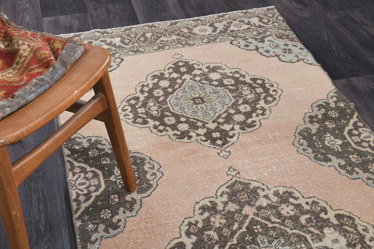 Pera Halı tek parça koleksiyonu: ikat desenli el dokuma vintage yolluk, turuncu, bej ve kahverengi