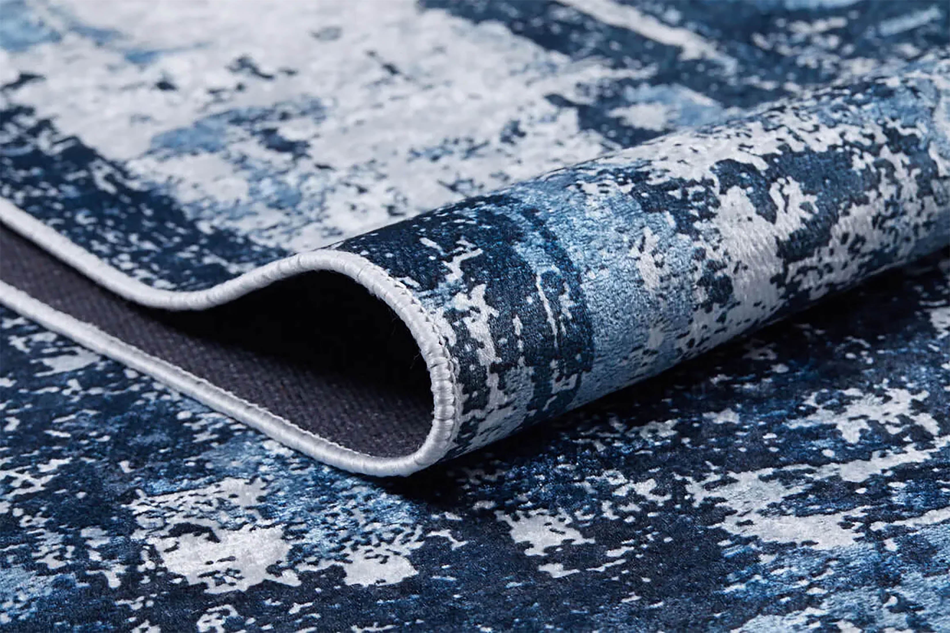Lacivert ve Beyaz Yoğun Soyut Sanat Halısı | Modern Geçişli Efektli Kilim