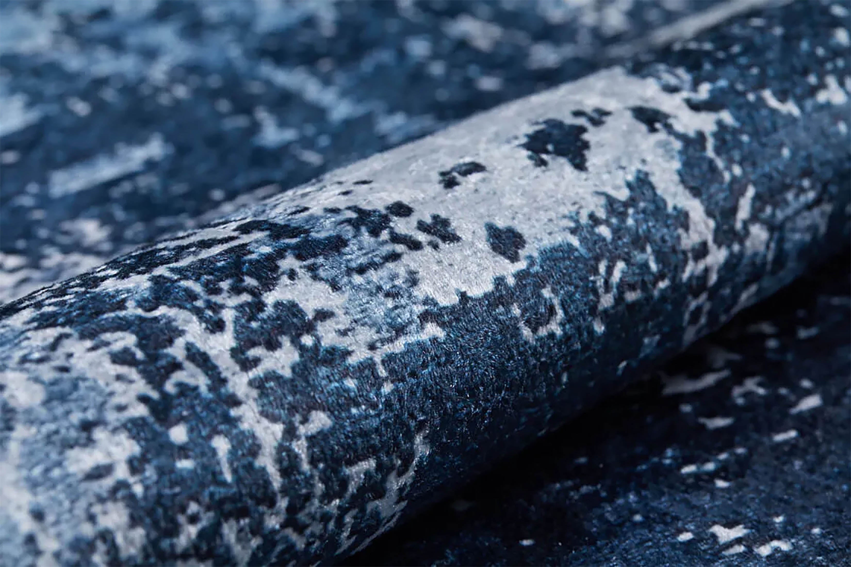 Lacivert ve Beyaz Yoğun Soyut Sanat Halısı | Modern Geçişli Efektli Kilim