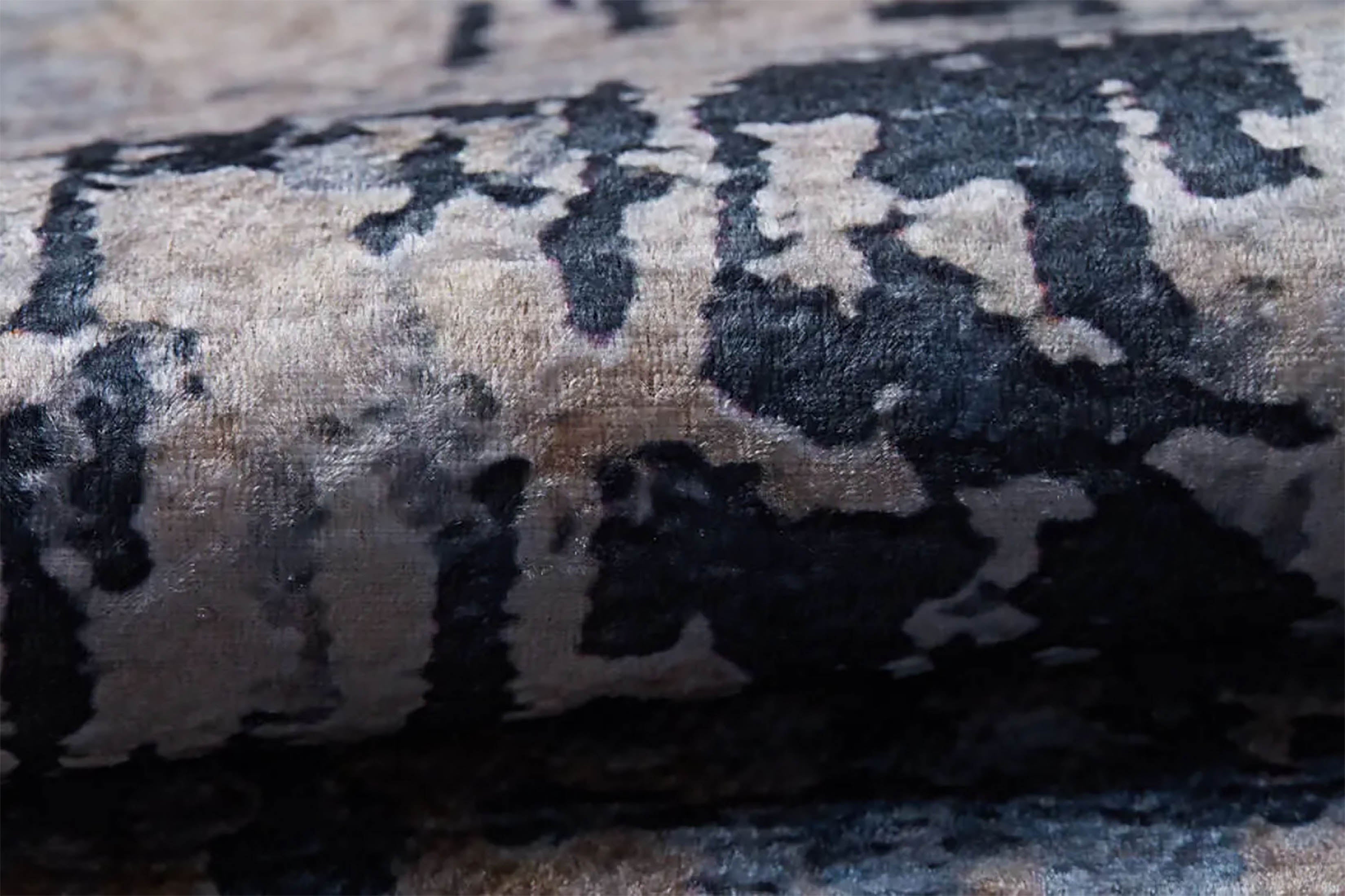 Mavi/Füme ve Bej Tonlarında Soyut Sanat Halısı | Modern Kontrast Efektli Kilim