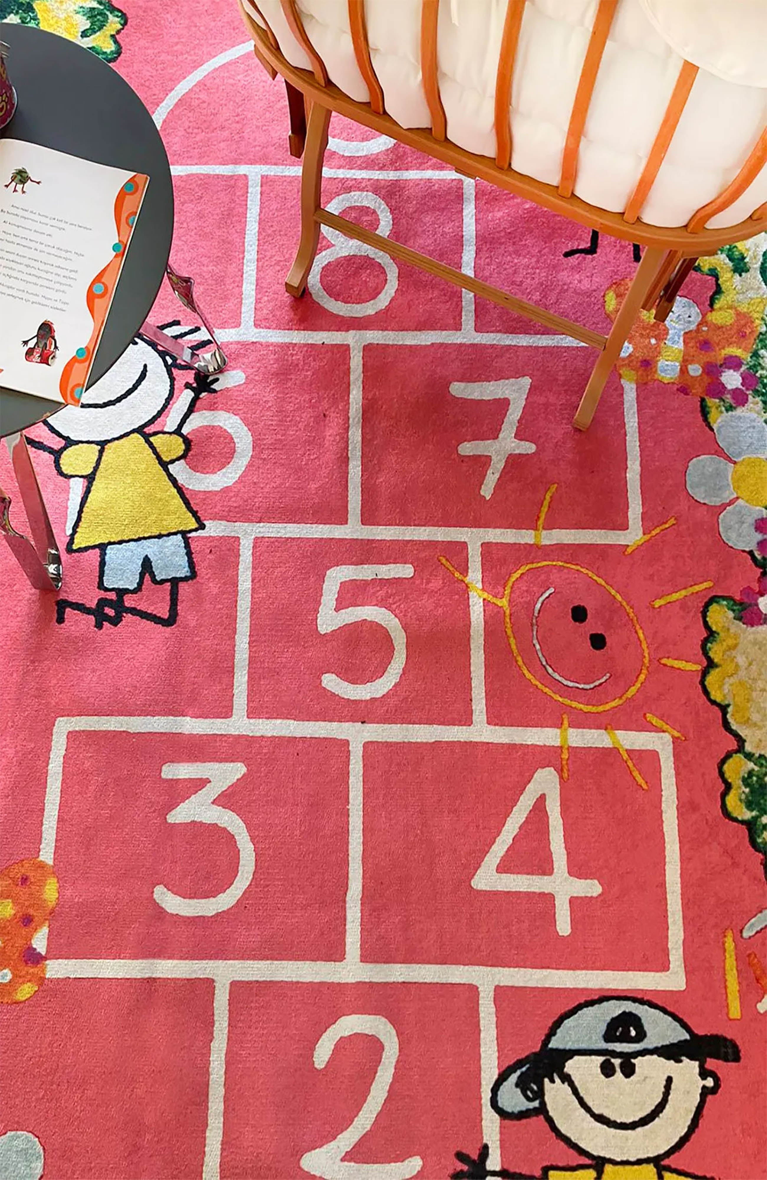 Pembe Seksek Desenli Çocuk Halısı – Çizgi Karakterli, Yıkanabilir