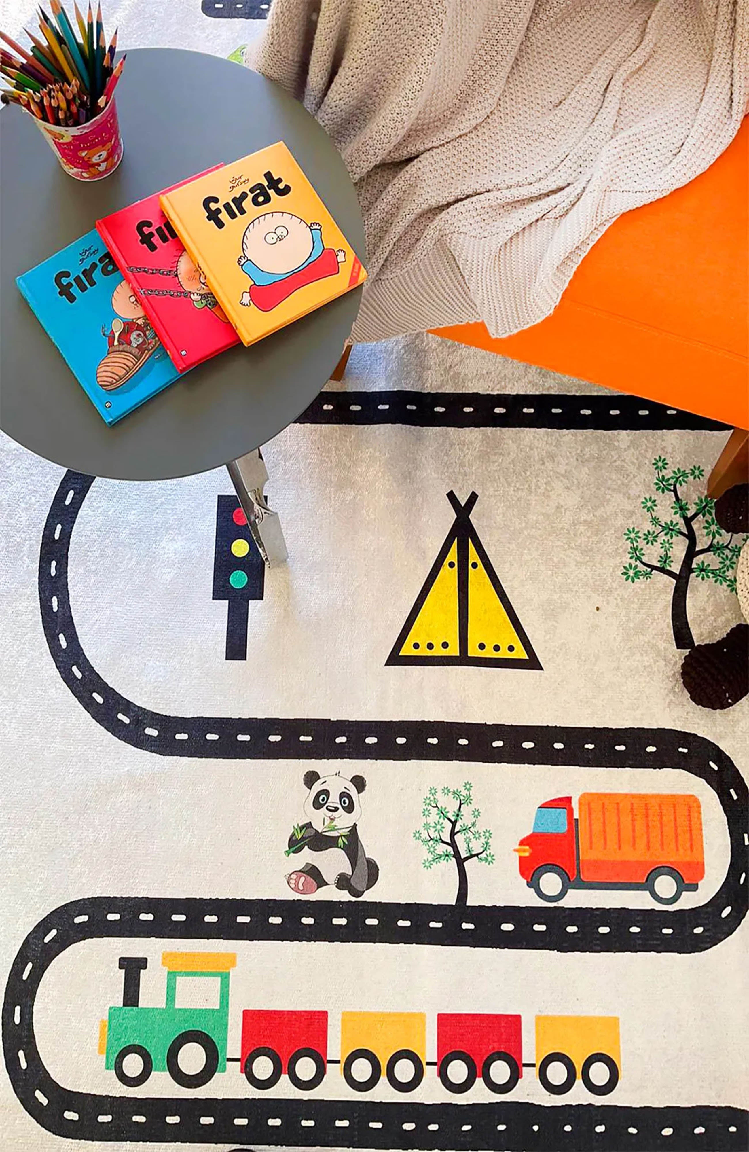 Hayvan Figürlü Renkli Yol Desenli Çocuk Halısı – Oyun ve Eğlence için Yıkanabilir