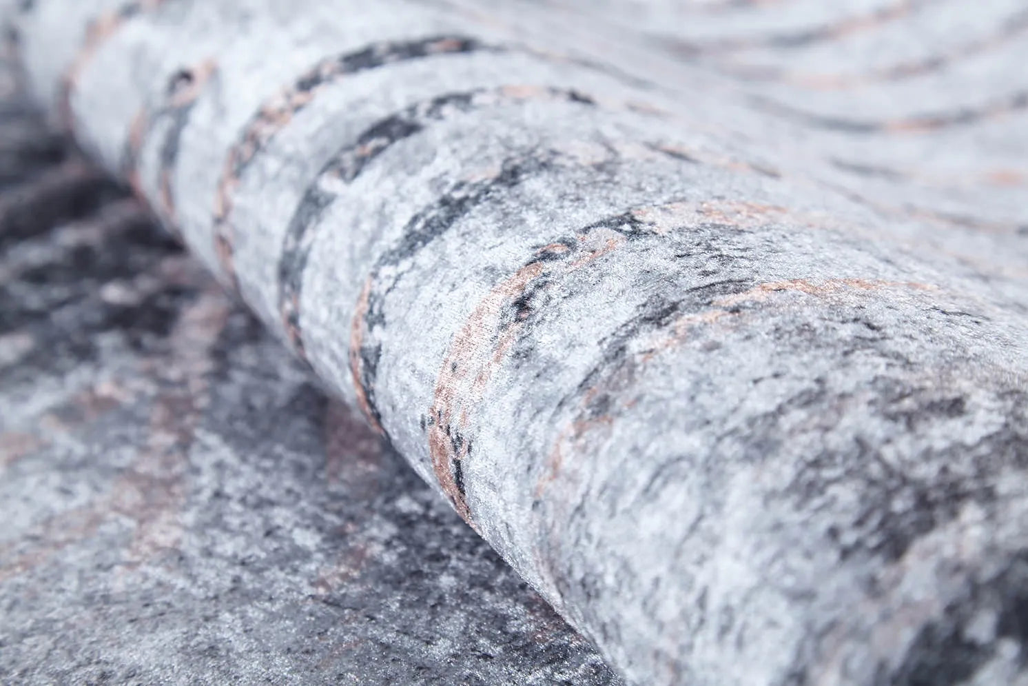 Blassrosa, cremebeige, geometrisch gemusterter Kelim-Teppich