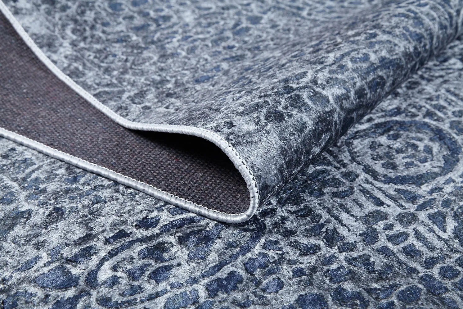 Blassrosa, cremebeige, geometrisch gemusterter Kelim-Teppich