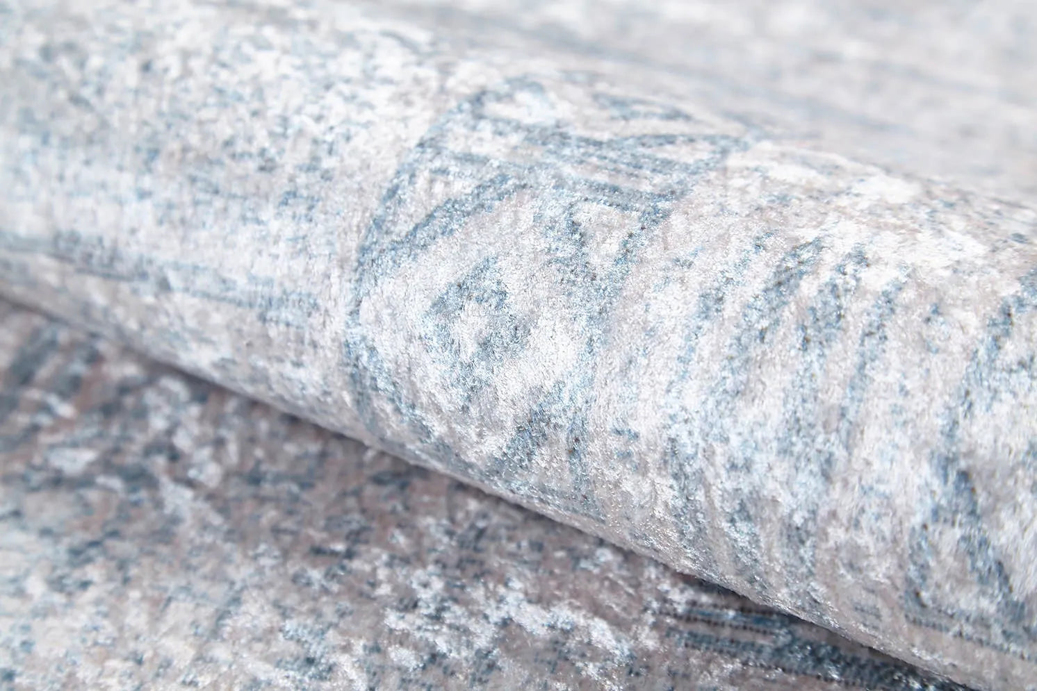 Blassrosa, cremebeige, geometrisch gemusterter Kelim-Teppich