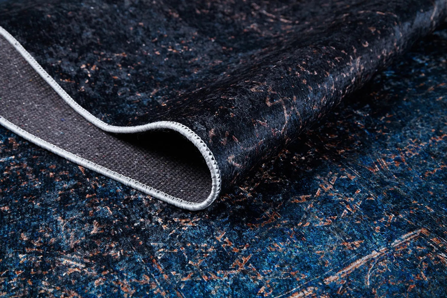 Koyu Lacivert Mavi Füme Eskitme Efektli Modern Halı