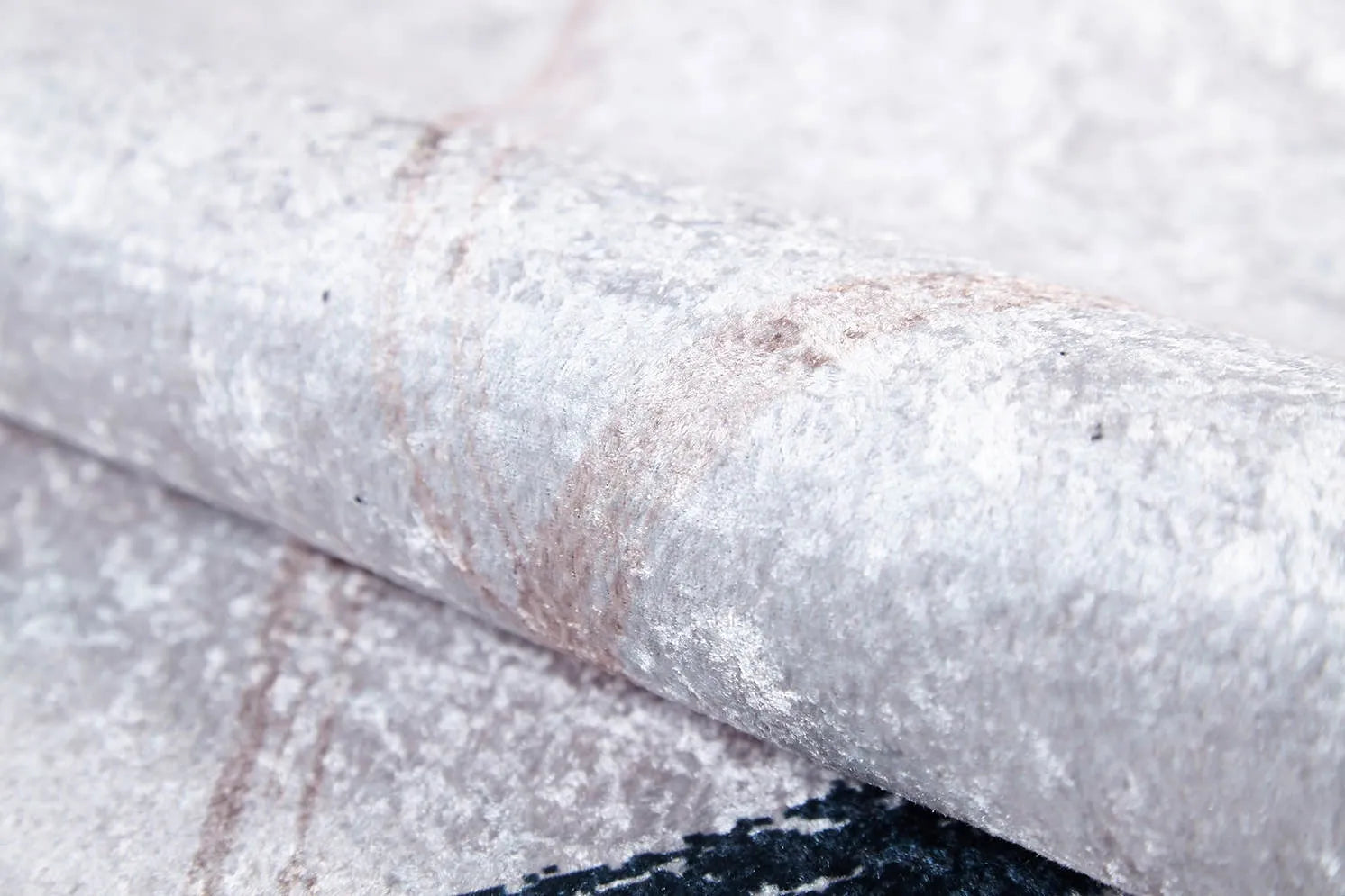 Blassrosa, cremebeige, geometrisch gemusterter Kelim-Teppich