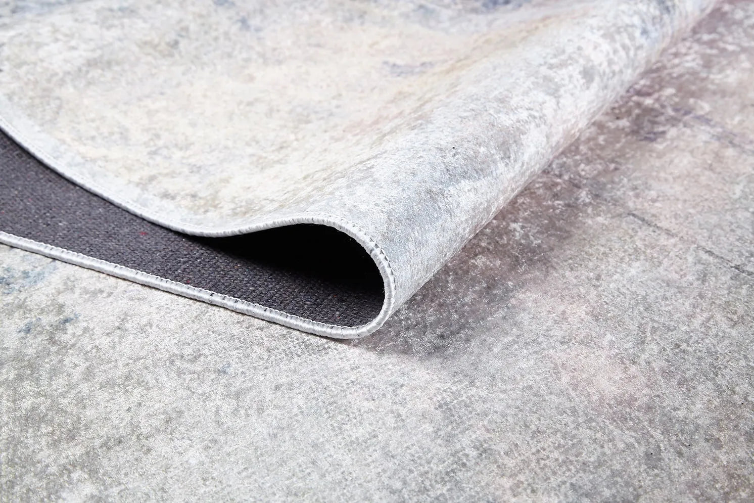 Blassrosa, cremebeige, geometrisch gemusterter Kelim-Teppich