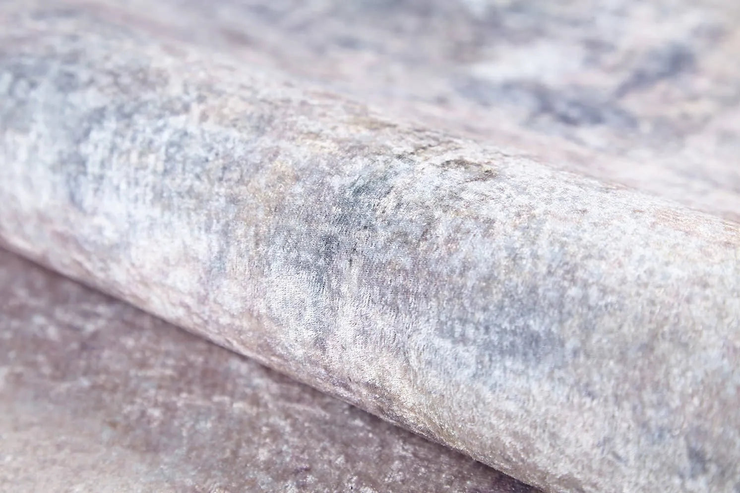 Blassrosa, cremebeige, geometrisch gemusterter Kelim-Teppich