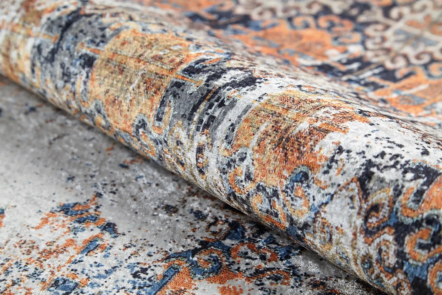 Blassrosa, cremebeige, geometrisch gemusterter Kelim-Teppich