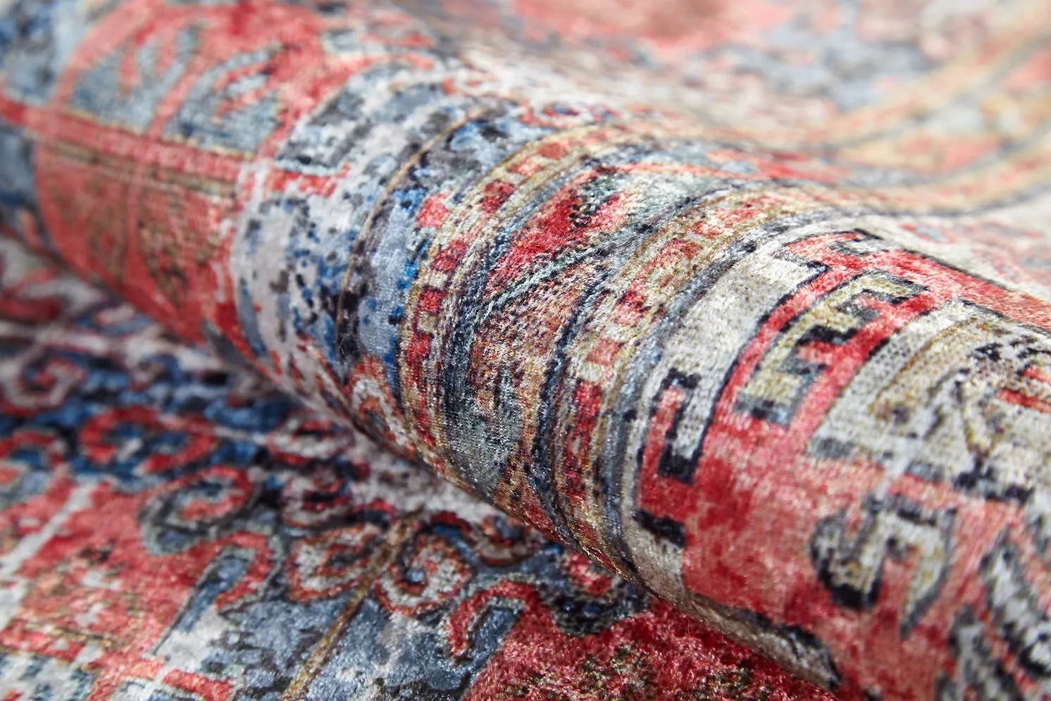 Kırmızı Eskitme Geometrik Desenli Halı