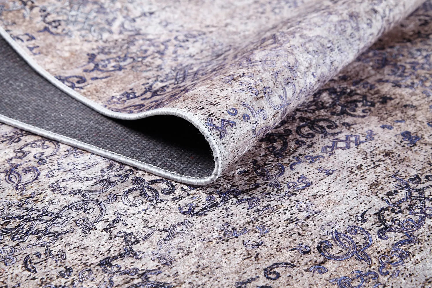 Pudra Mor Lila Tonlarında Soyut Motifli Halı