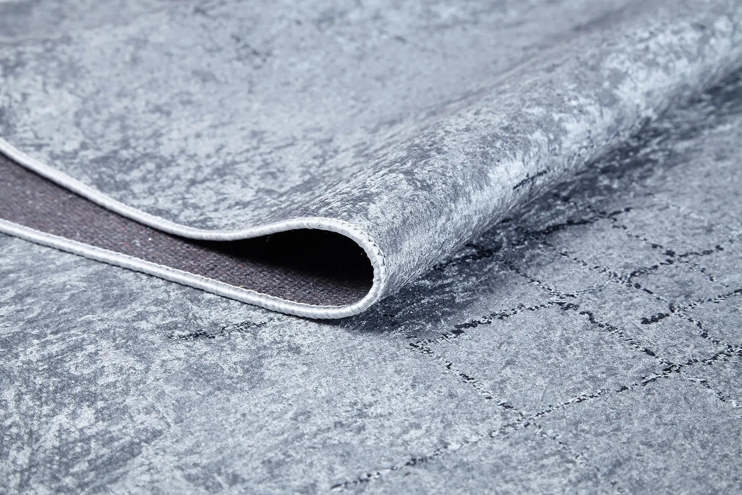 Blassrosa, cremebeige, geometrisch gemusterter Kelim-Teppich