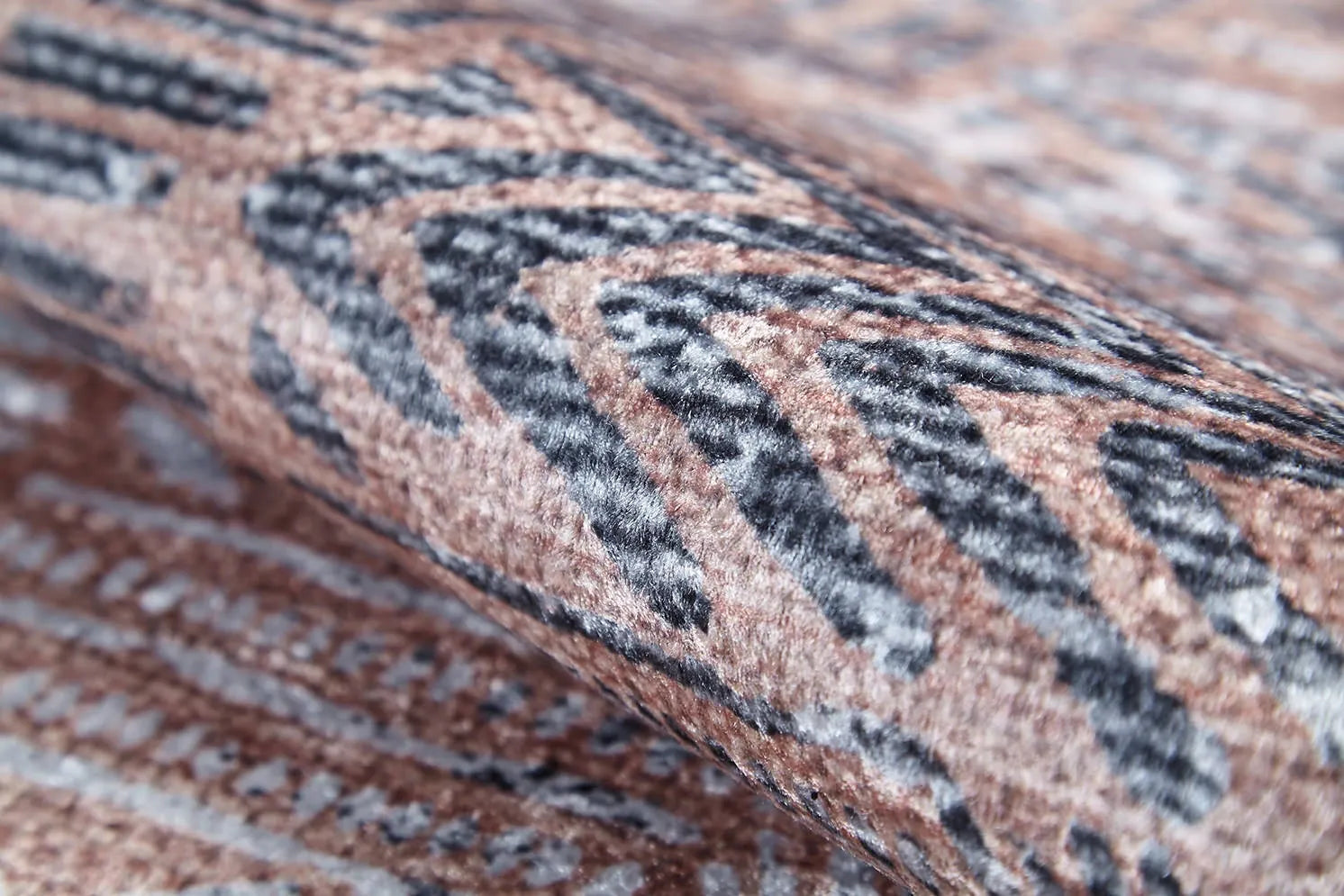 Blassrosa, cremebeige, geometrisch gemusterter Kelim-Teppich