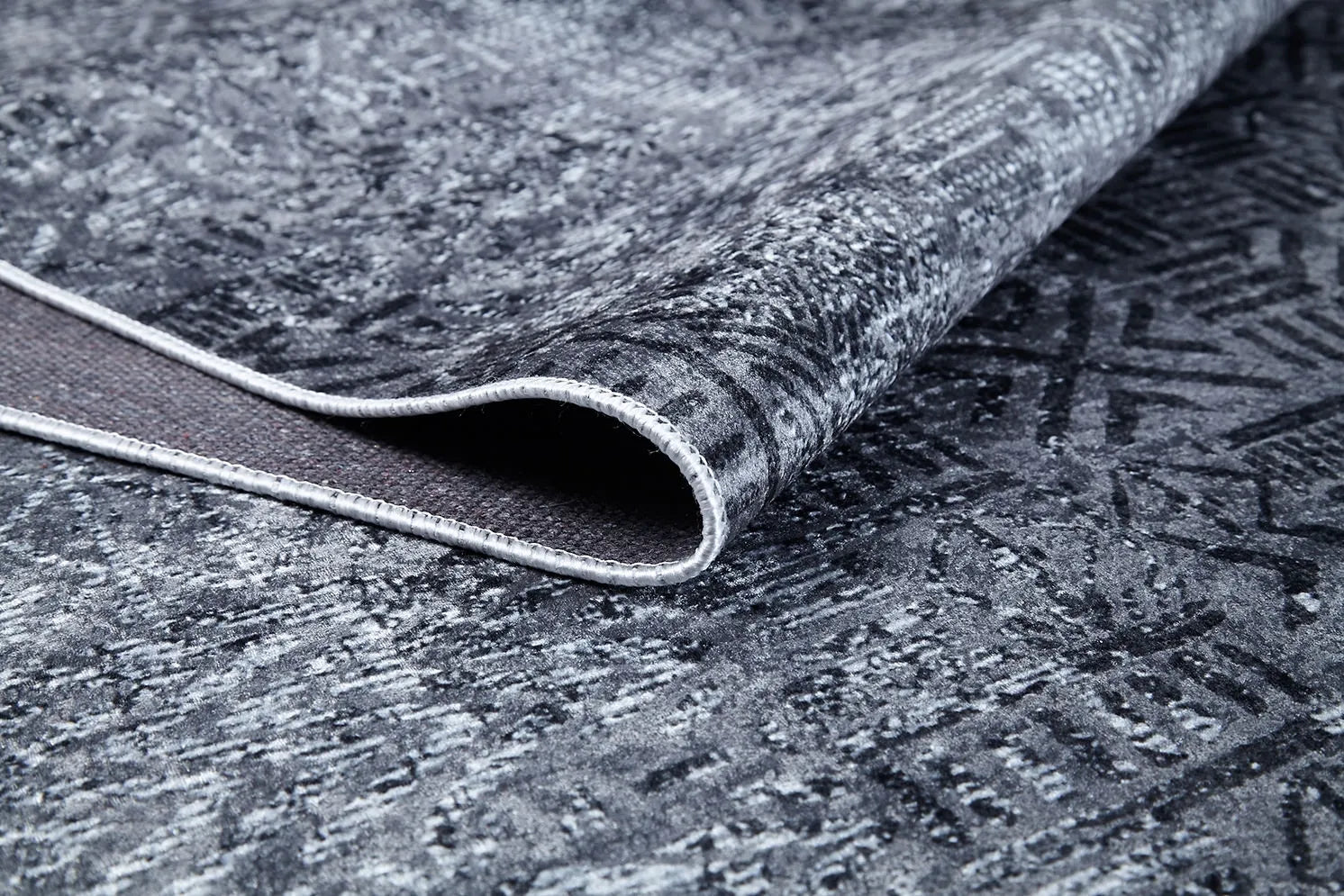 Blassrosa, cremebeige, geometrisch gemusterter Kelim-Teppich