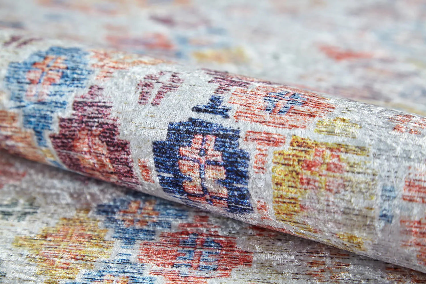 Blassrosa, cremebeige, geometrisch gemusterter Kelim-Teppich