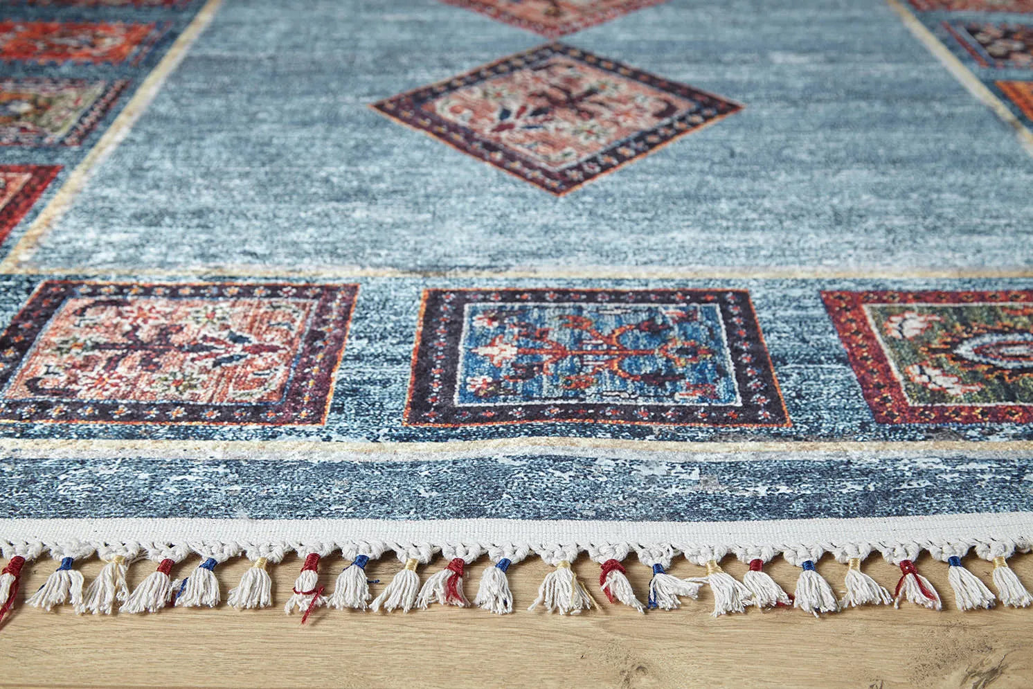 Blassrosa, cremebeige, geometrisch gemusterter Kelim-Teppich