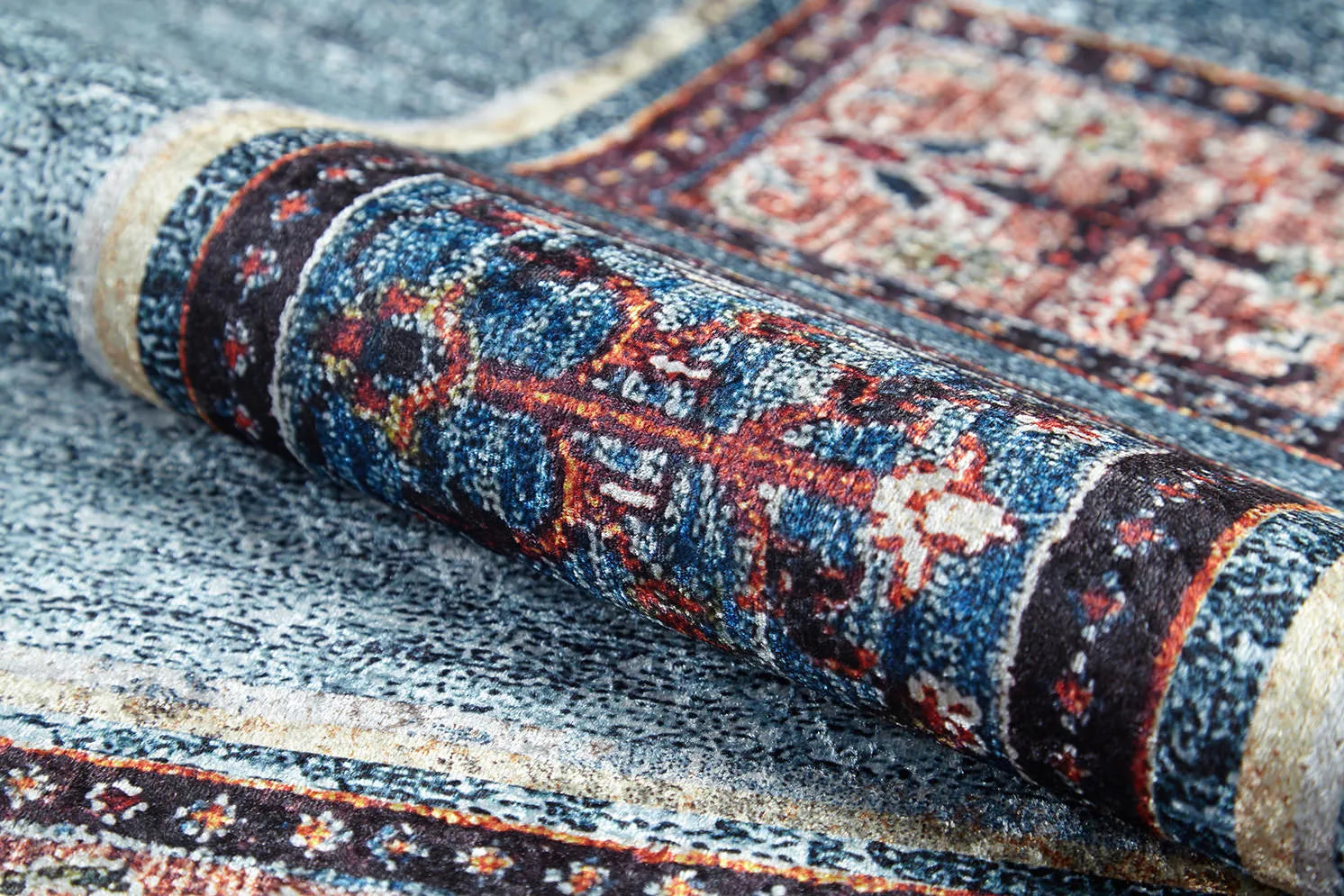 Blassrosa, cremebeige, geometrisch gemusterter Kelim-Teppich