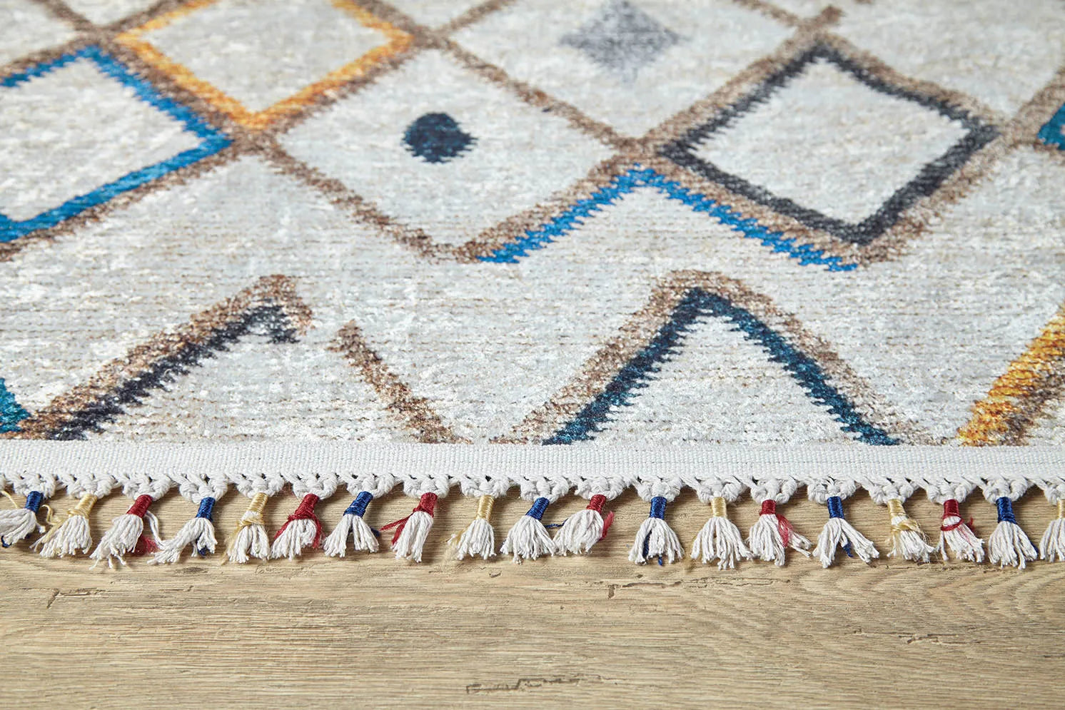 Geometrisch gemusterter böhmischer anatolischer Teppich im marokkanischen Stil