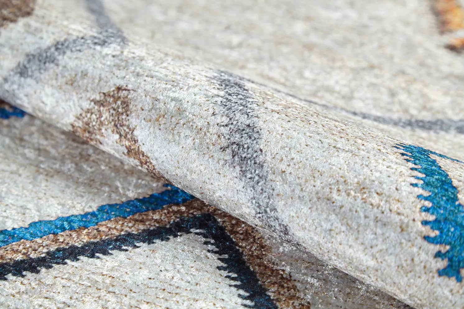 Geometrisch gemusterter böhmischer anatolischer Teppich im marokkanischen Stil