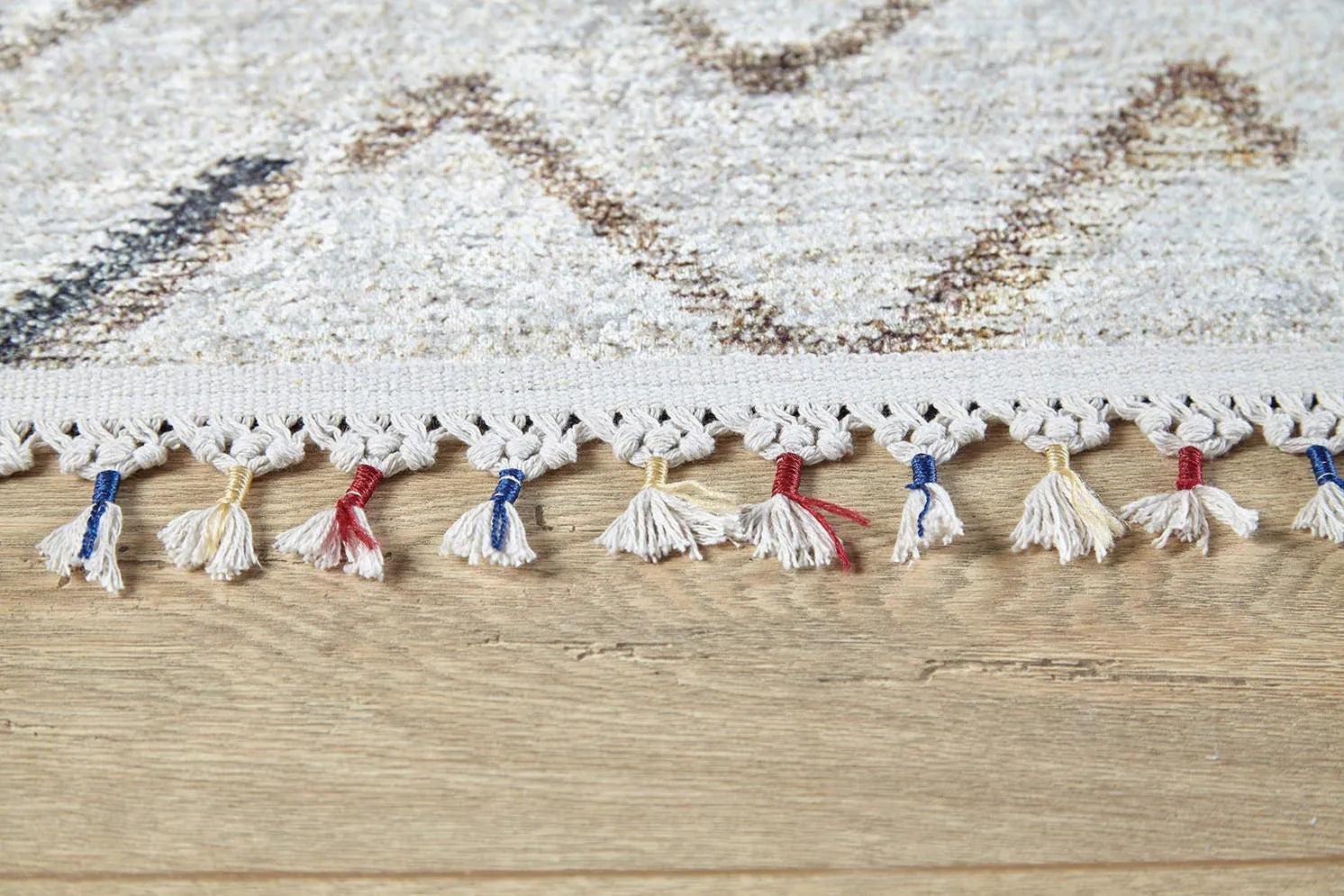 Geometrisch gemusterter böhmischer anatolischer Teppich im marokkanischen Stil