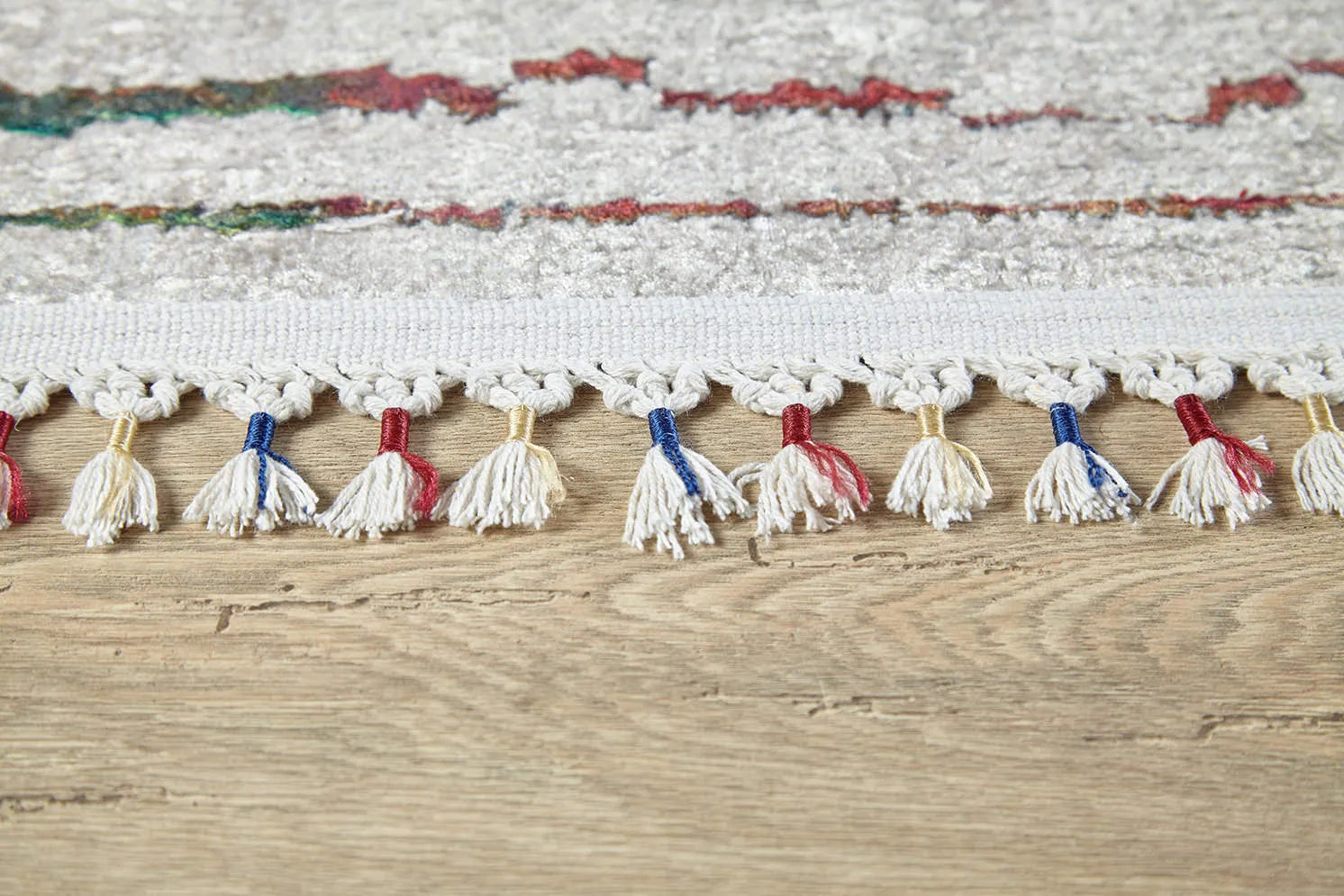 Örgü Saçaklı Bej İnce Çizgili Desenli Halı