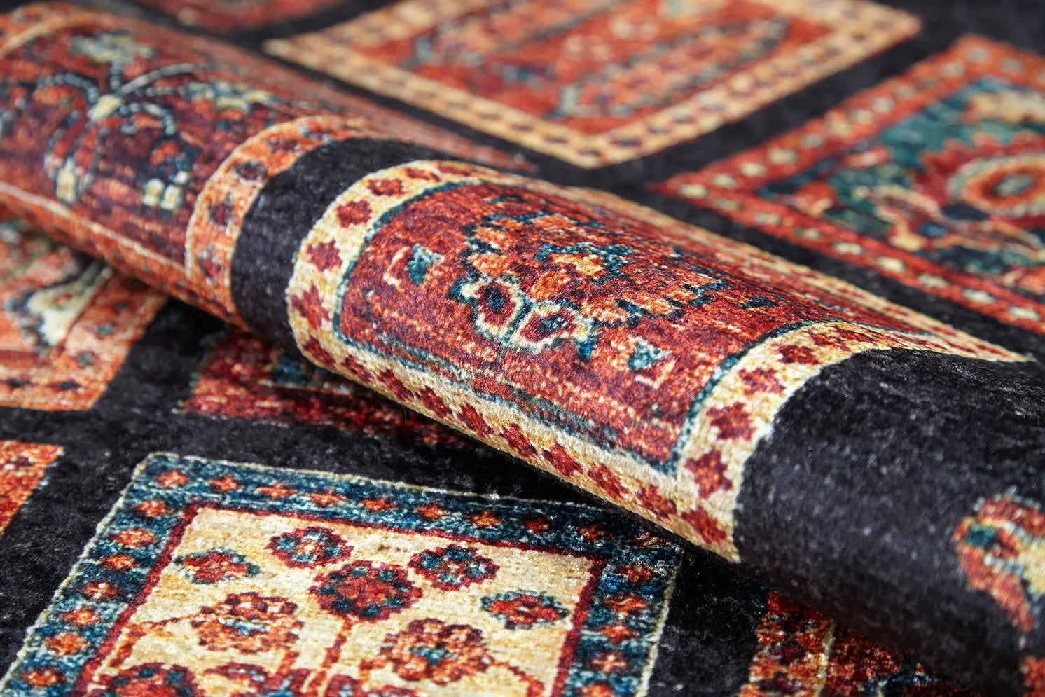 Örgü Saçaklı Siyah Otantik Kareli Halı