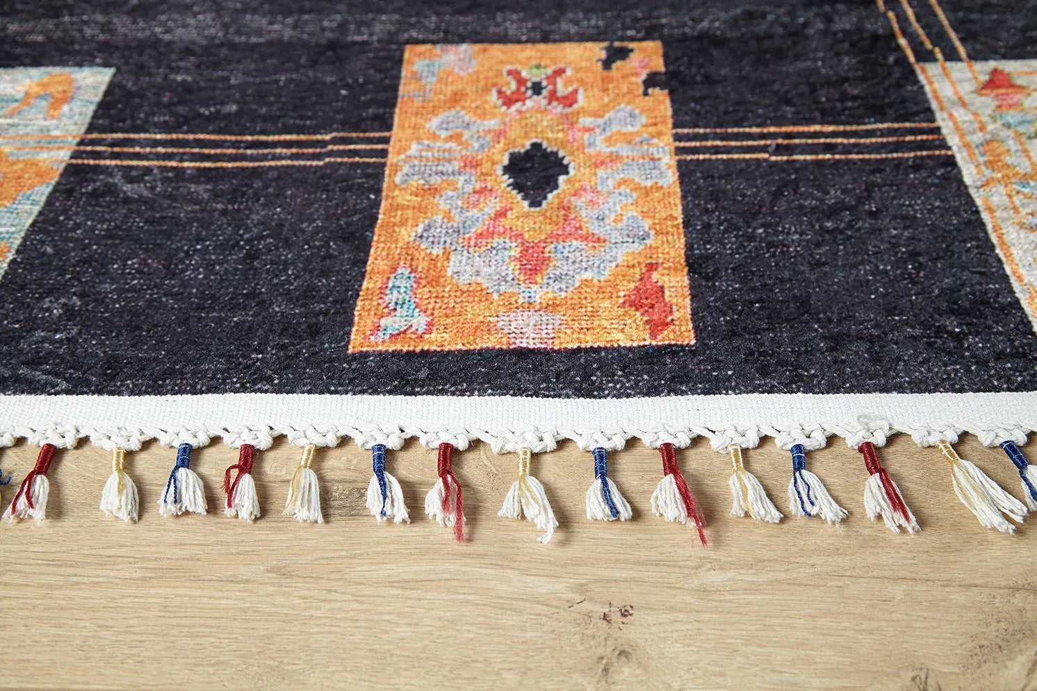 Örgü Saçaklı Koyu Füme Eskitme Kare Desenli Halı