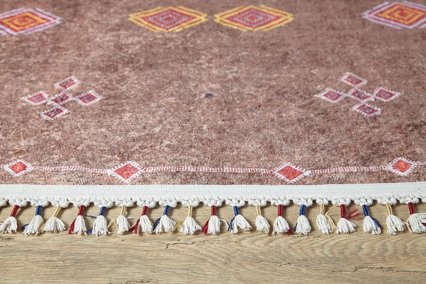 Blassrosa, cremebeige, geometrisch gemusterter Kelim-Teppich