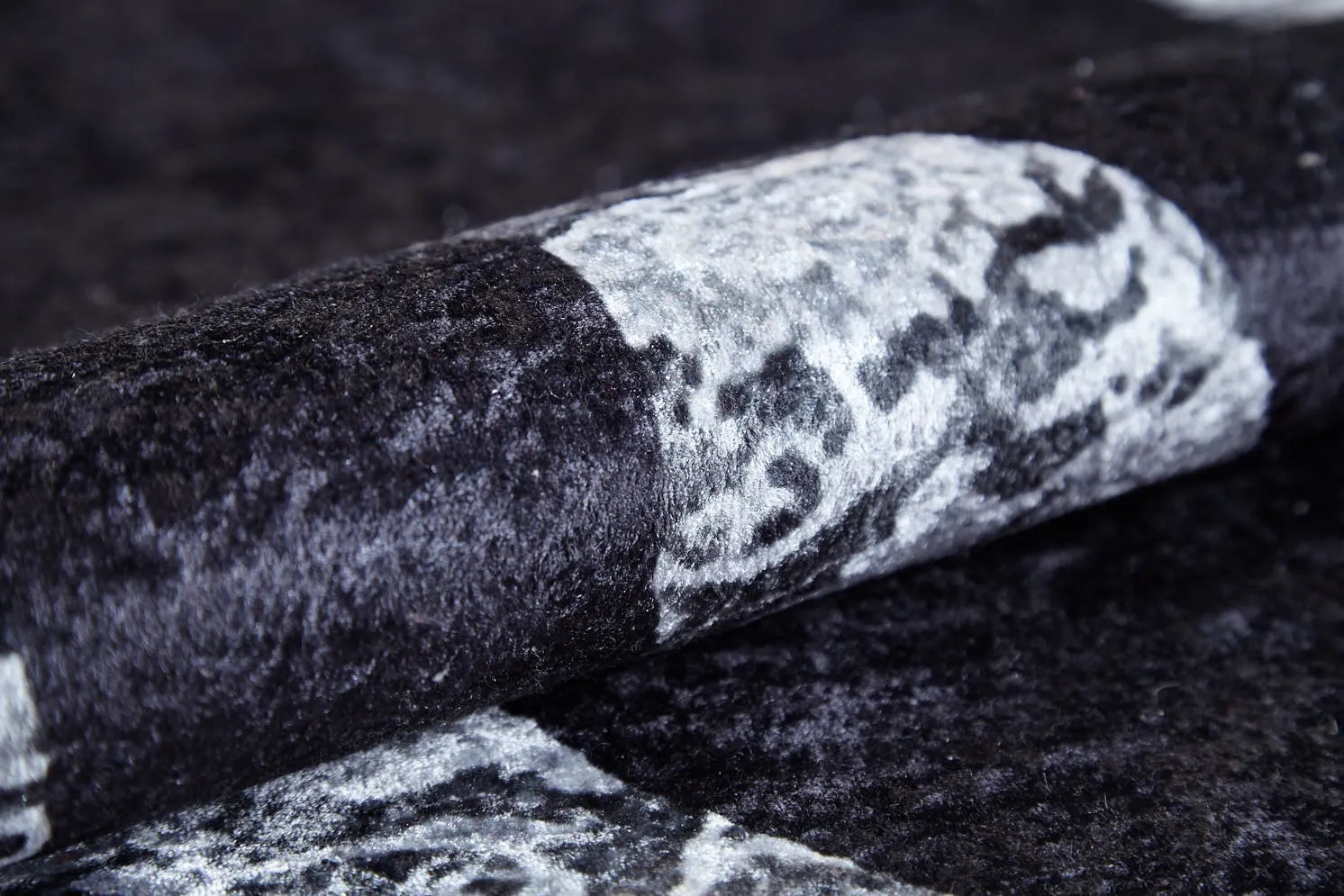 Blassrosa, cremebeige, geometrisch gemusterter Kelim-Teppich