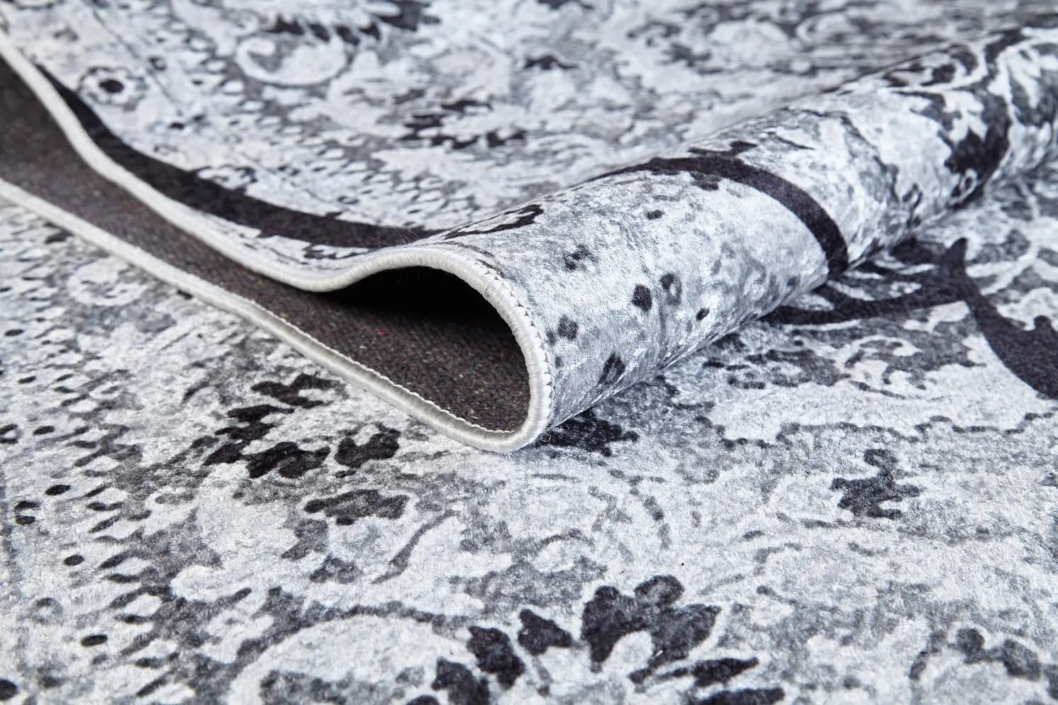 Blassrosa, cremebeige, geometrisch gemusterter Kelim-Teppich