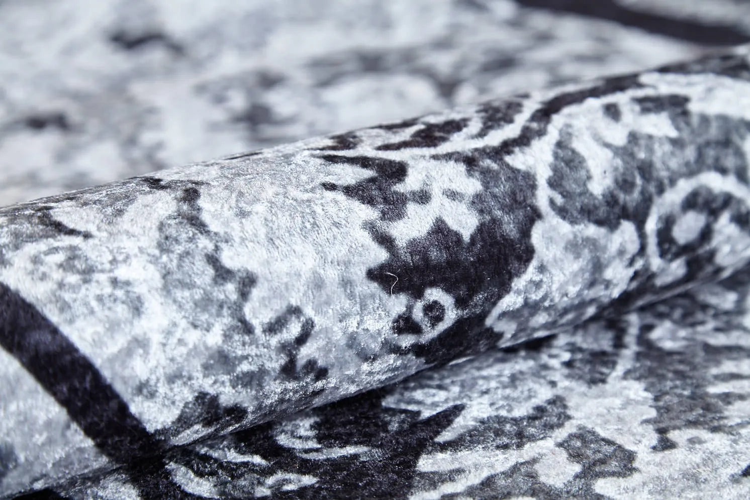 Blassrosa, cremebeige, geometrisch gemusterter Kelim-Teppich